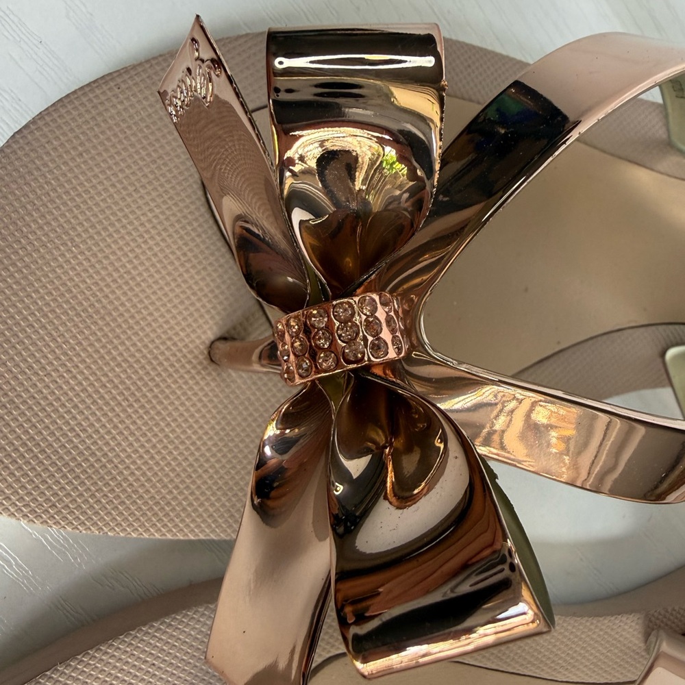 GUESS Metallic Rose Gold Bow Thong Sandals with Nude Footbed - Picture 2 of 3